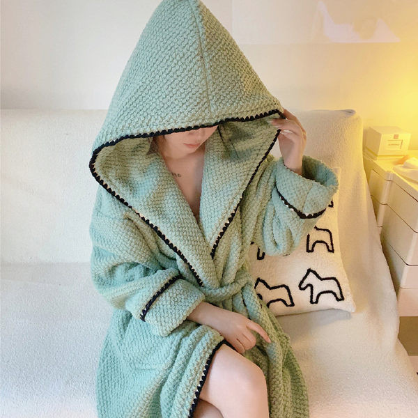 Дамски домашен халат с качулка