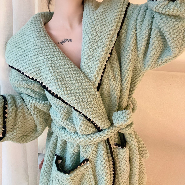 Дамски домашен халат с качулка