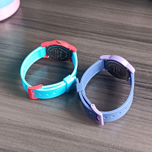 Laste elektrooniline käekell kolmes värvitoonis