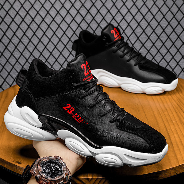 Stilingi vyriški krepšinio bateliai su užrašais ir raišteliais