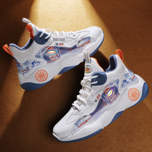 Meeste korvpallijalatsid kirja ja paeltega