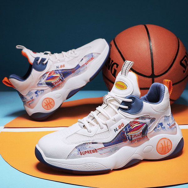 Meeste korvpallijalatsid kirja ja paeltega