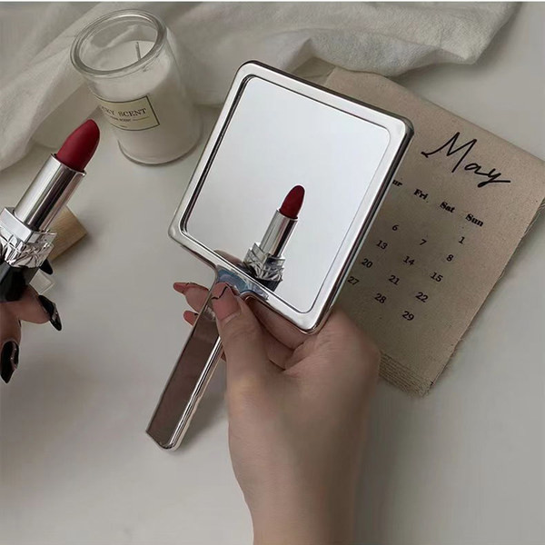 Moodne naiste peegel