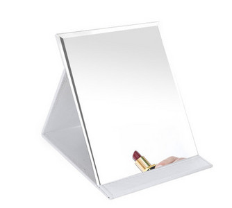 Kokkupandav kosmeetiline peegel