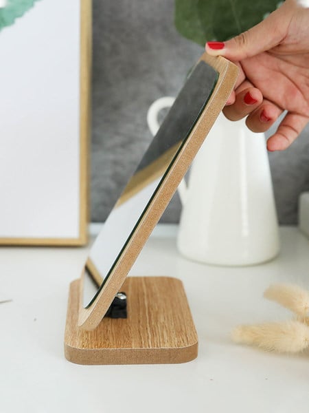 Puidust alusega kosmeetikapeegel