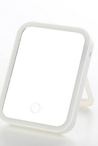 Meigi tegemiseks sobiv LED-peegel koos alusega