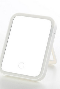 Meigi tegemiseks sobiv LED-peegel koos alusega