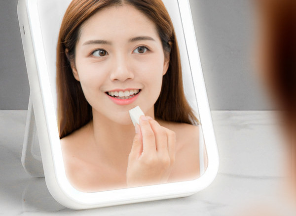 Meigi tegemiseks sobiv LED-peegel koos alusega