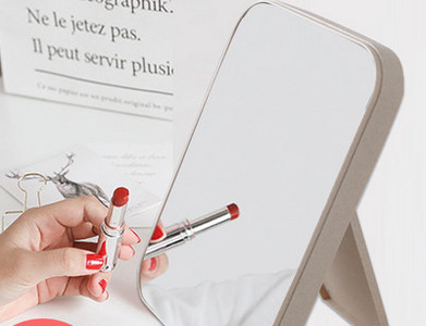 Naiste kaasaskantav kosmeetiline peegel