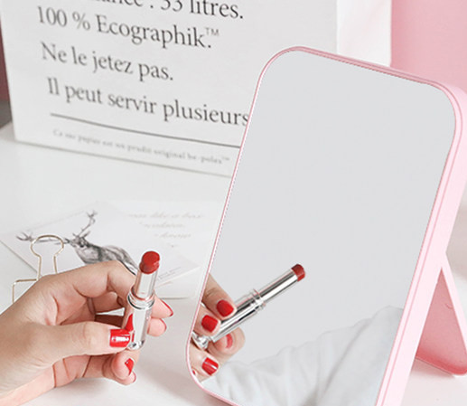 Naiste kaasaskantav kosmeetiline peegel