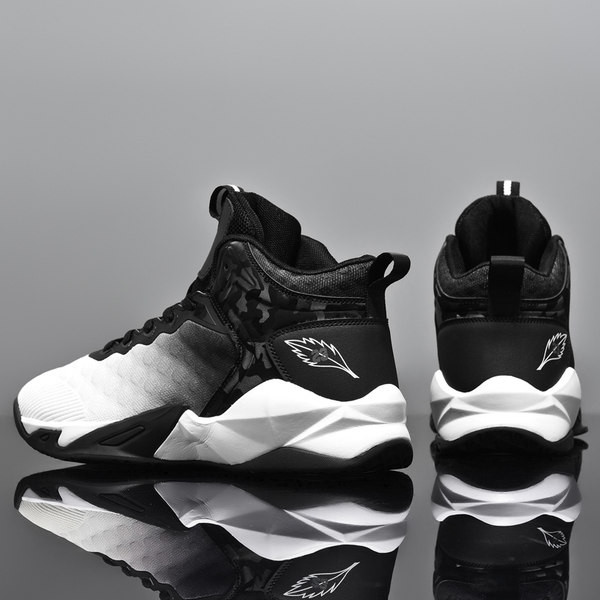 Aplikatsiooni ja paeltega sportlikud tossud meestele