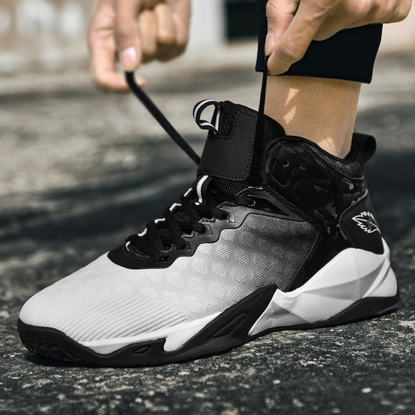 Aplikatsiooni ja paeltega sportlikud tossud meestele