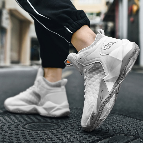 Aplikatsiooni ja paeltega sportlikud tossud meestele