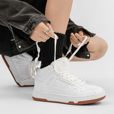 Visoke košarkaške tenisice sa ravnim đonom - bijele boje