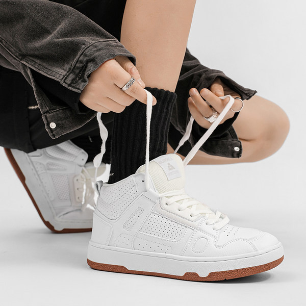 Visoke košarkaške tenisice sa ravnim đonom - bijele boje