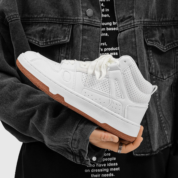 Visoke košarkaške tenisice sa ravnim đonom - bijele boje