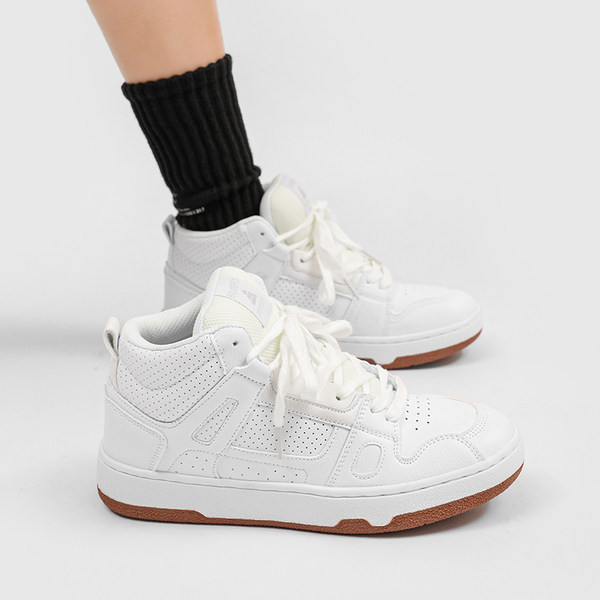 Visoke košarkaške tenisice sa ravnim đonom - bijele boje