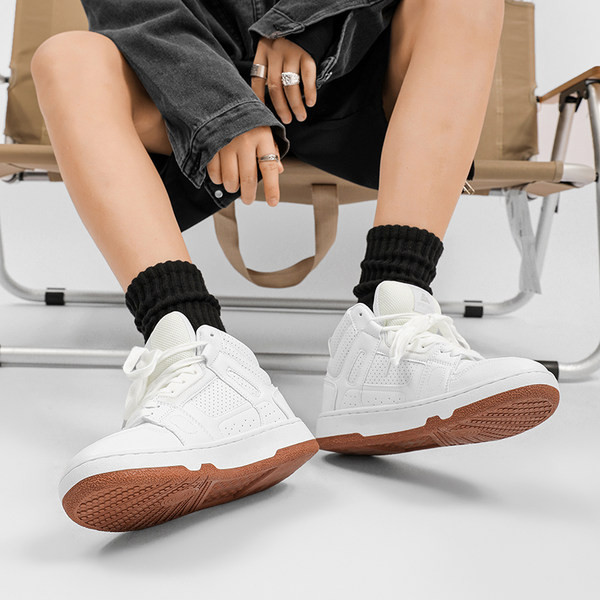 Visoke košarkaške tenisice sa ravnim đonom - bijele boje