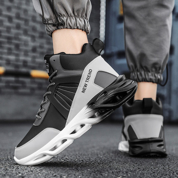 Kõrge pealispinnaga korvpallijalatsid, millel on kiri ja kare tallaosa meestele