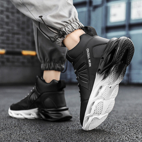 Kõrge pealispinnaga korvpallijalatsid, millel on kiri ja kare tallaosa meestele