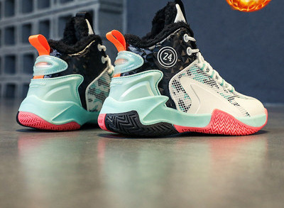 Mitmes värvitoonis meeste talvejalatsid