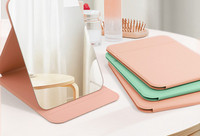 Mitmes värvitoonis kosmeetikapeegel alusega