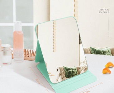 Mitmes värvitoonis kosmeetikapeegel alusega