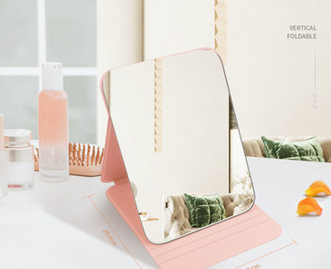 Mitmes värvitoonis kosmeetikapeegel alusega