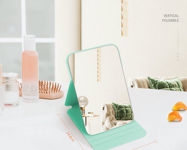 Mitmes värvitoonis kosmeetikapeegel alusega