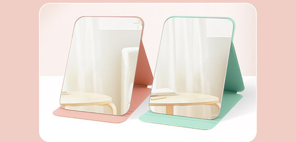 Mitmes värvitoonis kosmeetikapeegel alusega