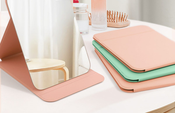 Mitmes värvitoonis kosmeetikapeegel alusega