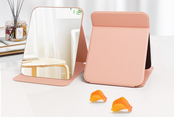 Mitmes värvitoonis kosmeetikapeegel alusega