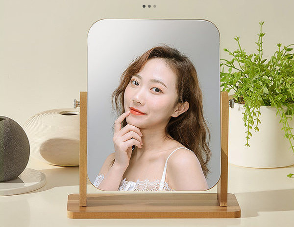 Puidust kosmeetiline peegel