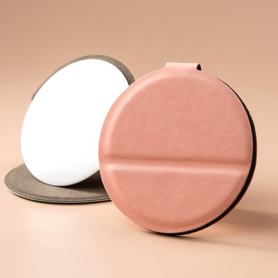 Ένας φορητός καλλυντικός καθρέφτης με στρογγυλό σχήμα