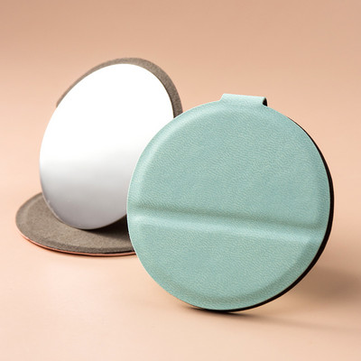Ένας φορητός καλλυντικός καθρέφτης με στρογγυλό σχήμα