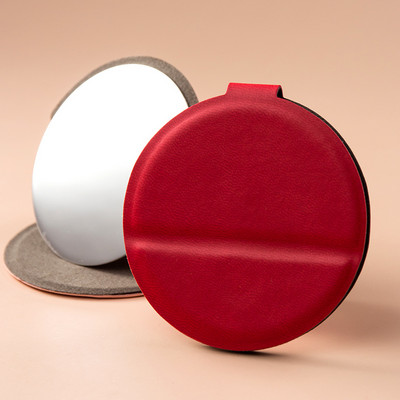 Ένας φορητός καλλυντικός καθρέφτης με στρογγυλό σχήμα