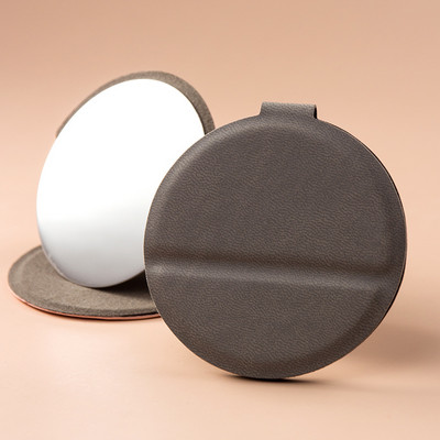 Ένας φορητός καλλυντικός καθρέφτης με στρογγυλό σχήμα