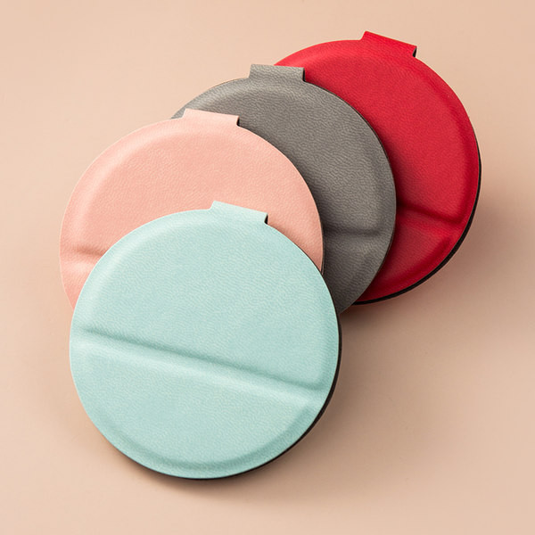 Ένας φορητός καλλυντικός καθρέφτης με στρογγυλό σχήμα