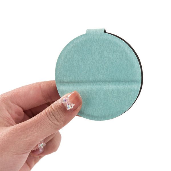 Ένας φορητός καλλυντικός καθρέφτης με στρογγυλό σχήμα