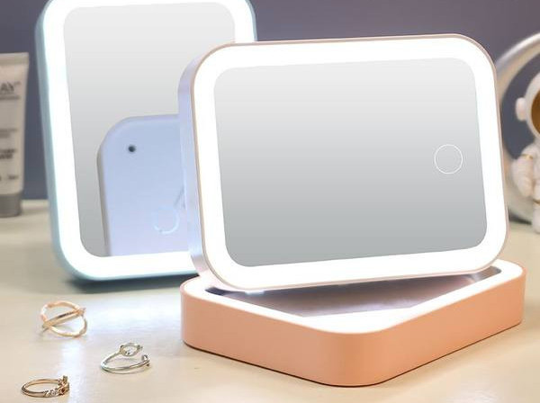 Žensko kozmetičko ogledalo sa stalkom