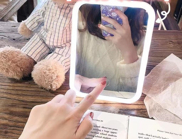 Žensko kozmetičko ogledalo sa stalkom