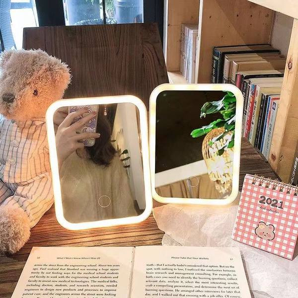 Žensko kozmetičko ogledalo sa stalkom