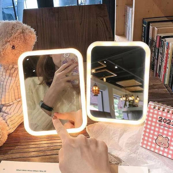 Žensko kozmetičko ogledalo sa stalkom