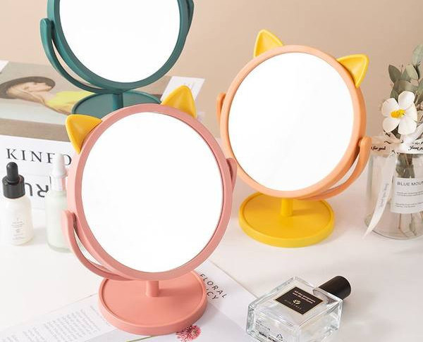 Lauapealne kõrvadega naistepeegel