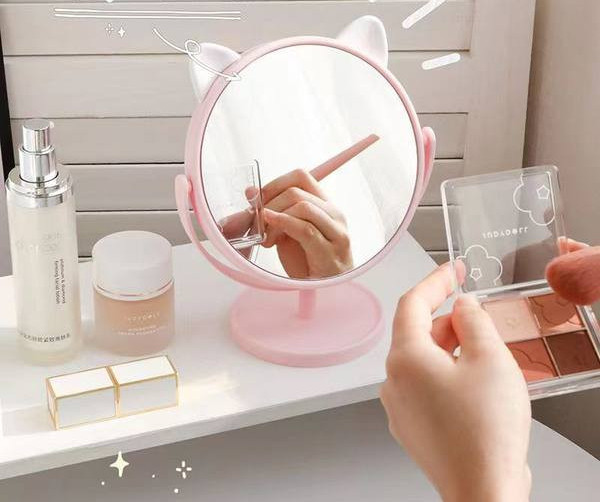 Lauapealne kõrvadega naistepeegel