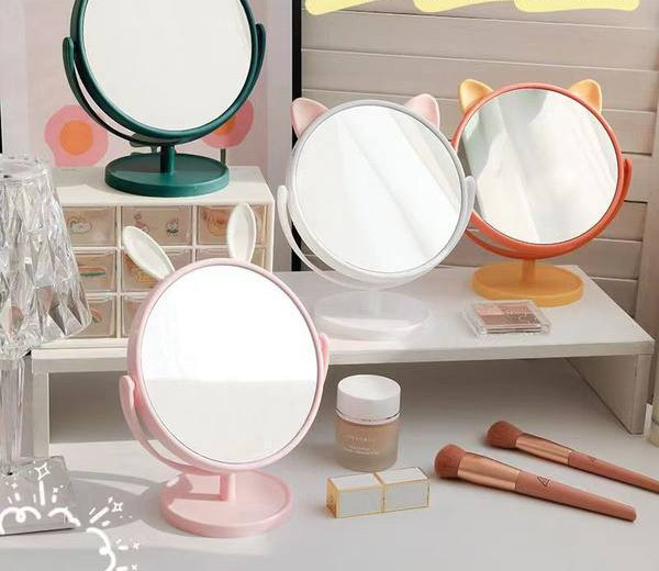 Lauapealne kõrvadega naistepeegel