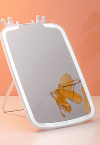 Naiste kaasaegne lauapeegel