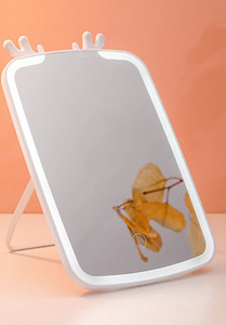 Naiste kaasaegne lauapeegel