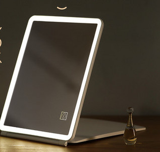 Naiste kaasaegne lauapeegel