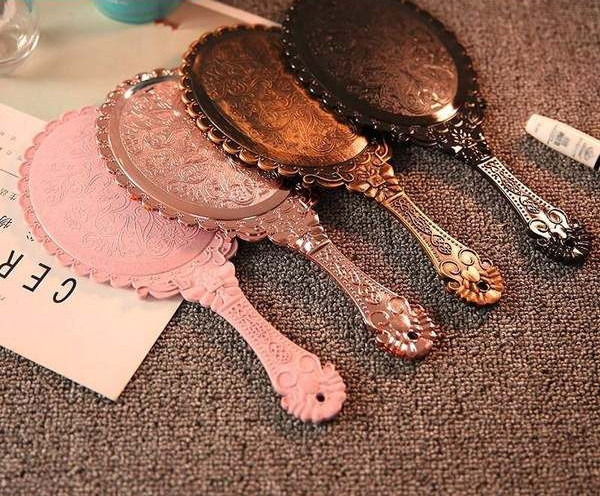 Rankinio veidrodžio retro modelis